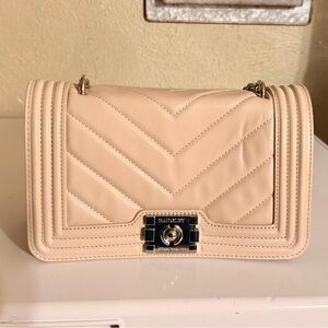 👜 Cream colored Badgley Mischka crossbody purse 👜